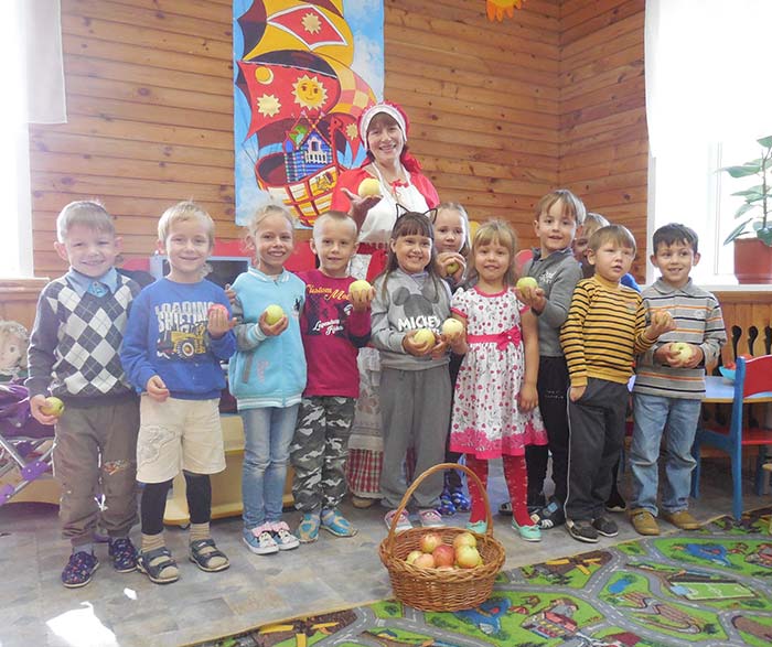 Яблочный спас в детском саду "Теремок", сельская библиотека посёлка Труд