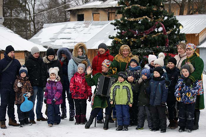 "Рождественская круговерть" у главной ёлки посёлка Труд