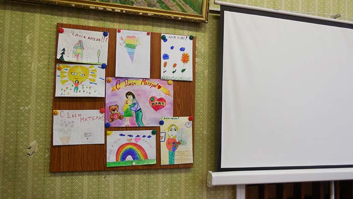 Выставка с рисунками детей в рамках подготовки к Дню матери. Пекшинская сельская библиотека