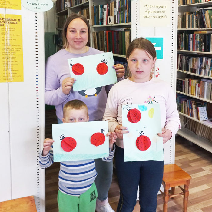 Мастер-класс по изготовлению аппликации из бумаги "Божья коровка" в Караваевской сельской библиотеке