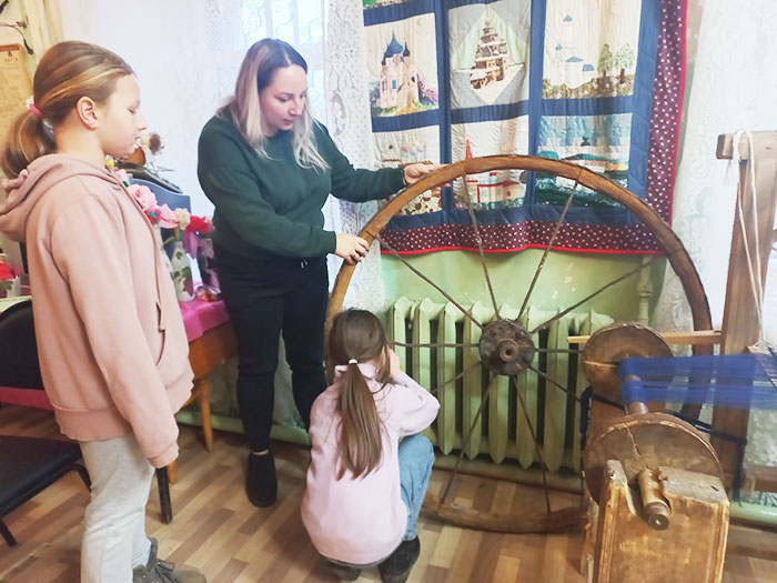 Краеведческий экскурс "Традиции живая нить" в Караваевской сельской библиотеке