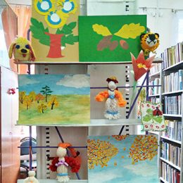 Выставка поделок и рисунков «Осеннее творчество» в Пахомовской сельской библиотеке