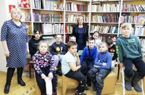 Познавательный час «Волшебный мир театра» в Крутовской сельской библиотеке